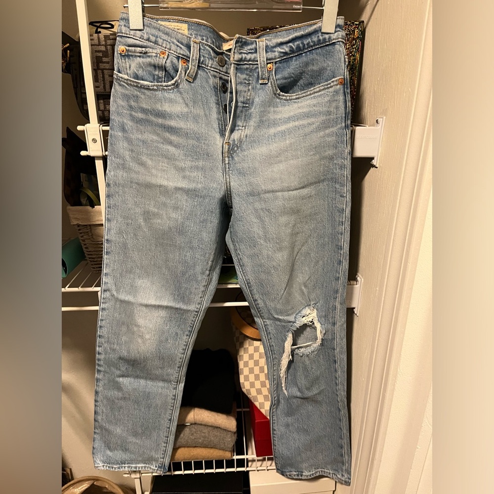 Levi’s Wedgie distressed Jean size 27